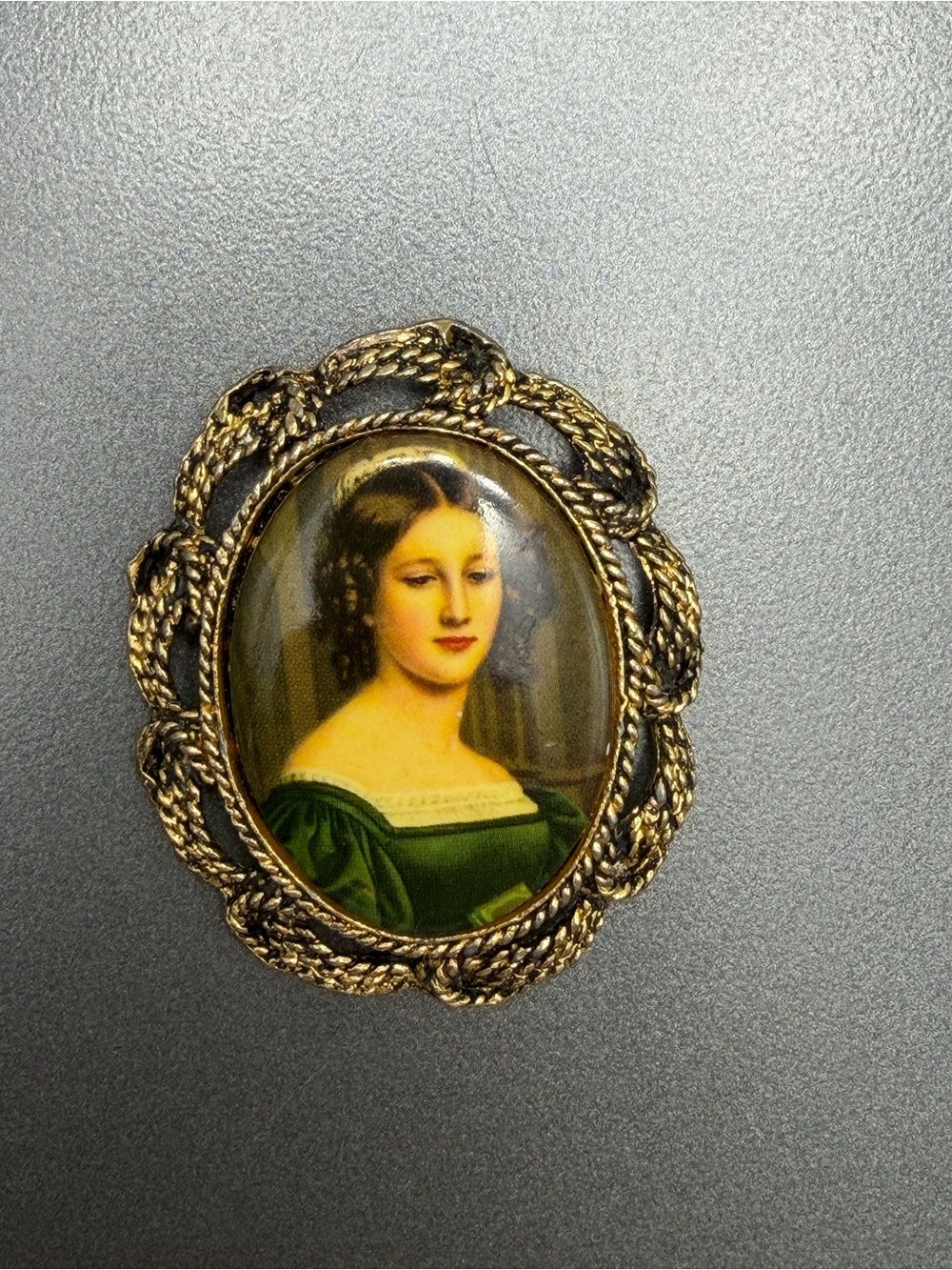 💚💚 Vintage Portrait Cameo Brooch in Gold-Tone with Green Accent